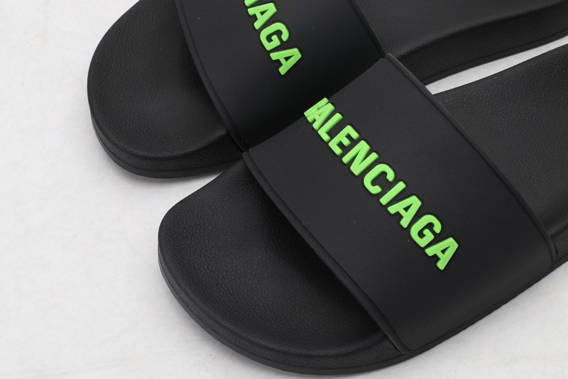 Ba*len*cia*ga black slides