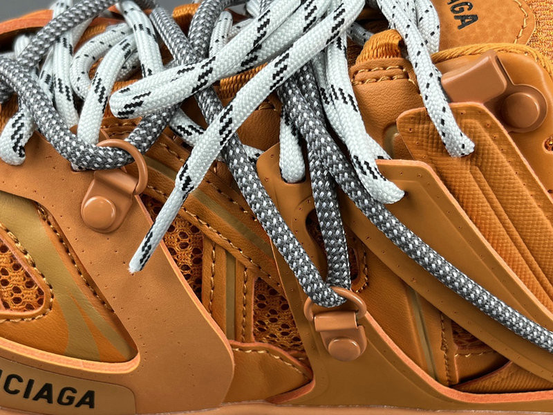 BALENCIAGA TRACK 800592 WTRHK 7000