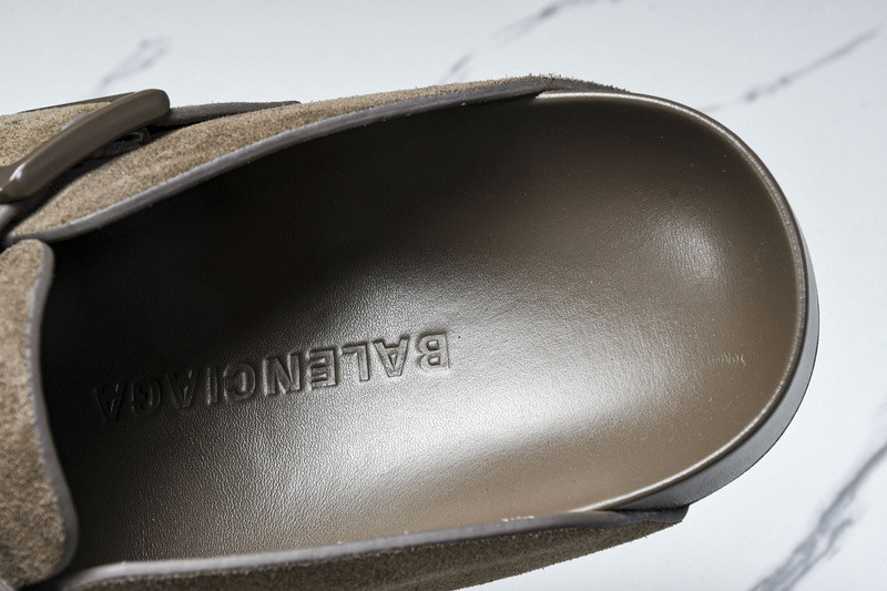 Ba*len*cia*ga Ba*len*cia*ga brown ‘sunday’ suede slides
