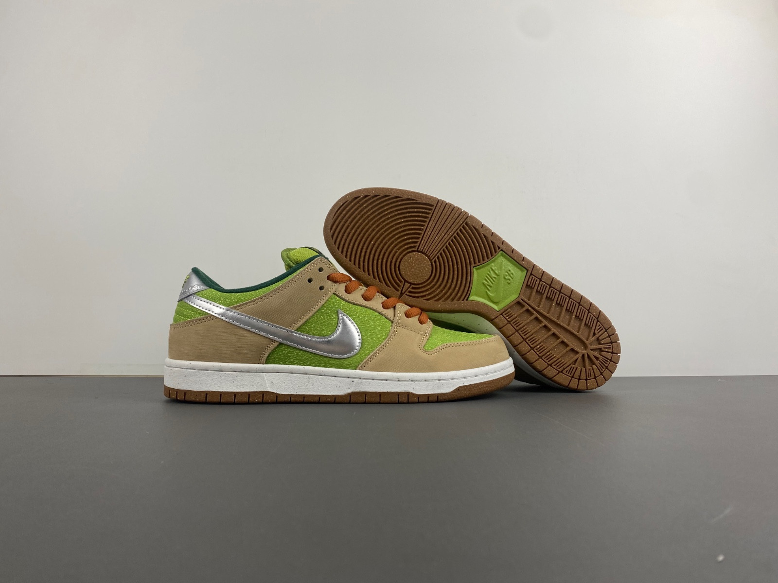 Nike SB Dunk Low "Escargot" FQ7585-200