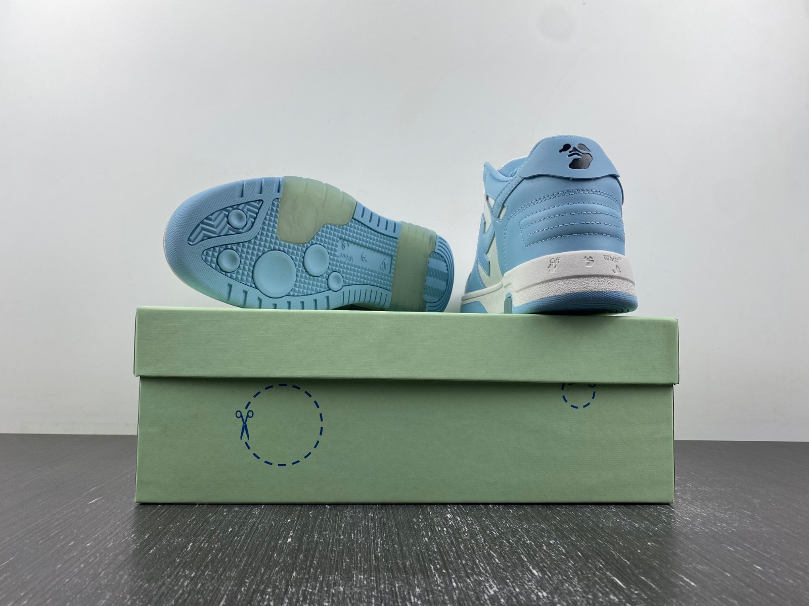 Off-White c/o Virgil Abloh