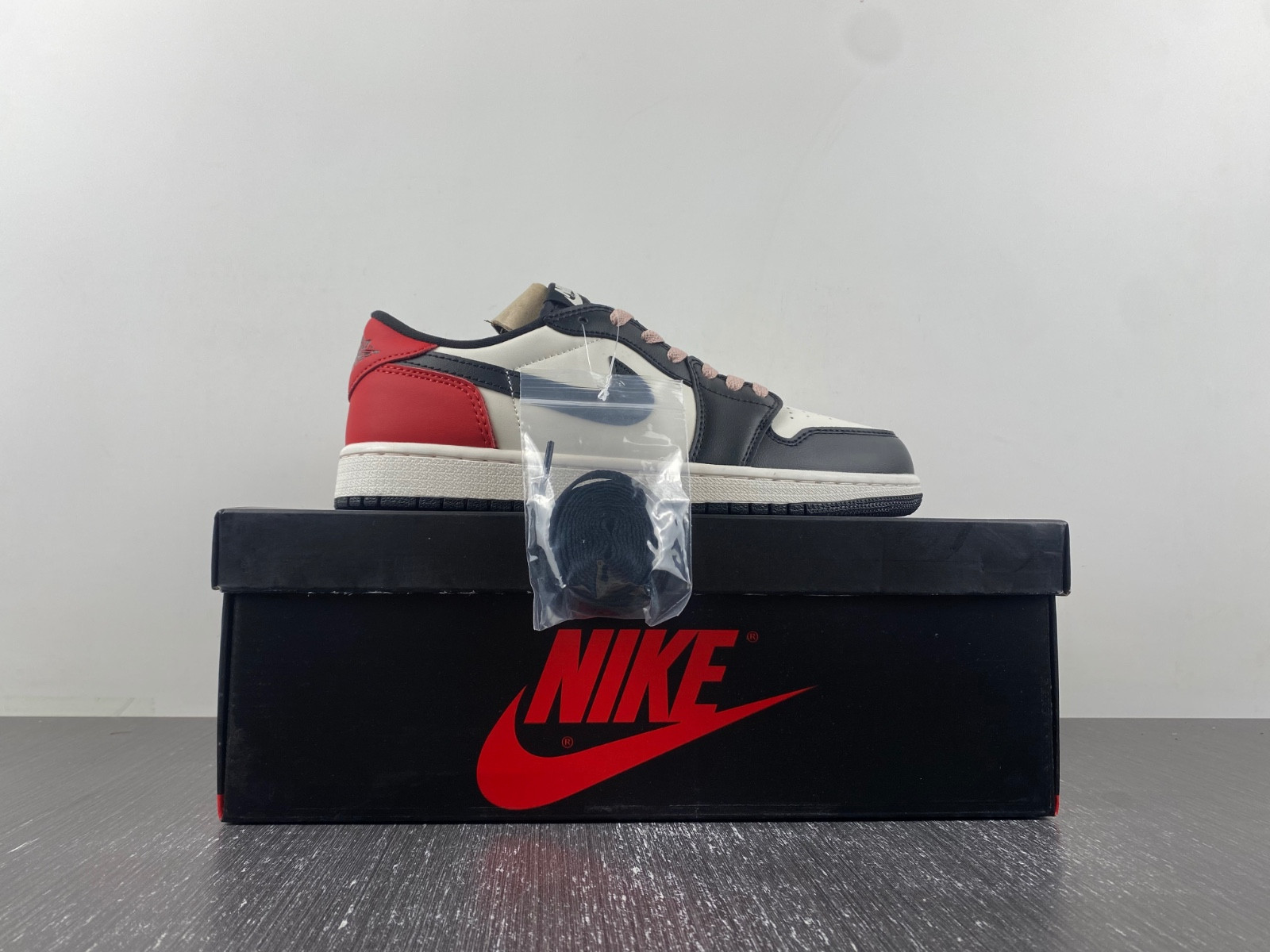 Paris Saint-Germain x Air Jordan 1 Low OG | HF8828-100