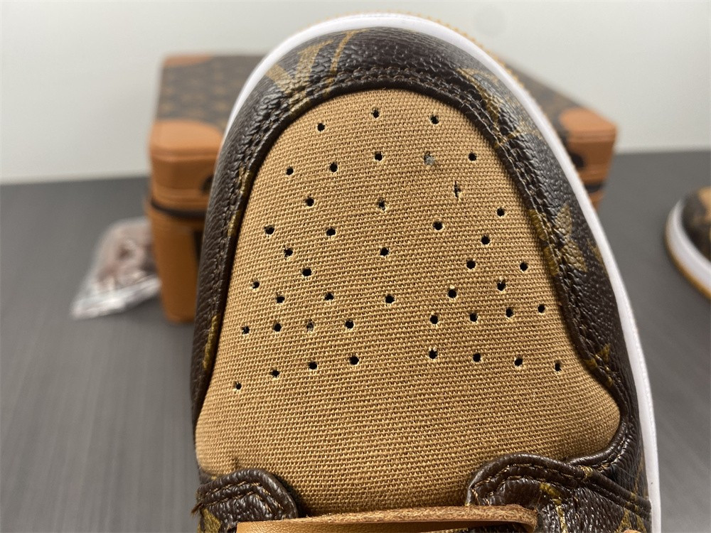 AIR JORDAN 1 LOW SNEAKERS