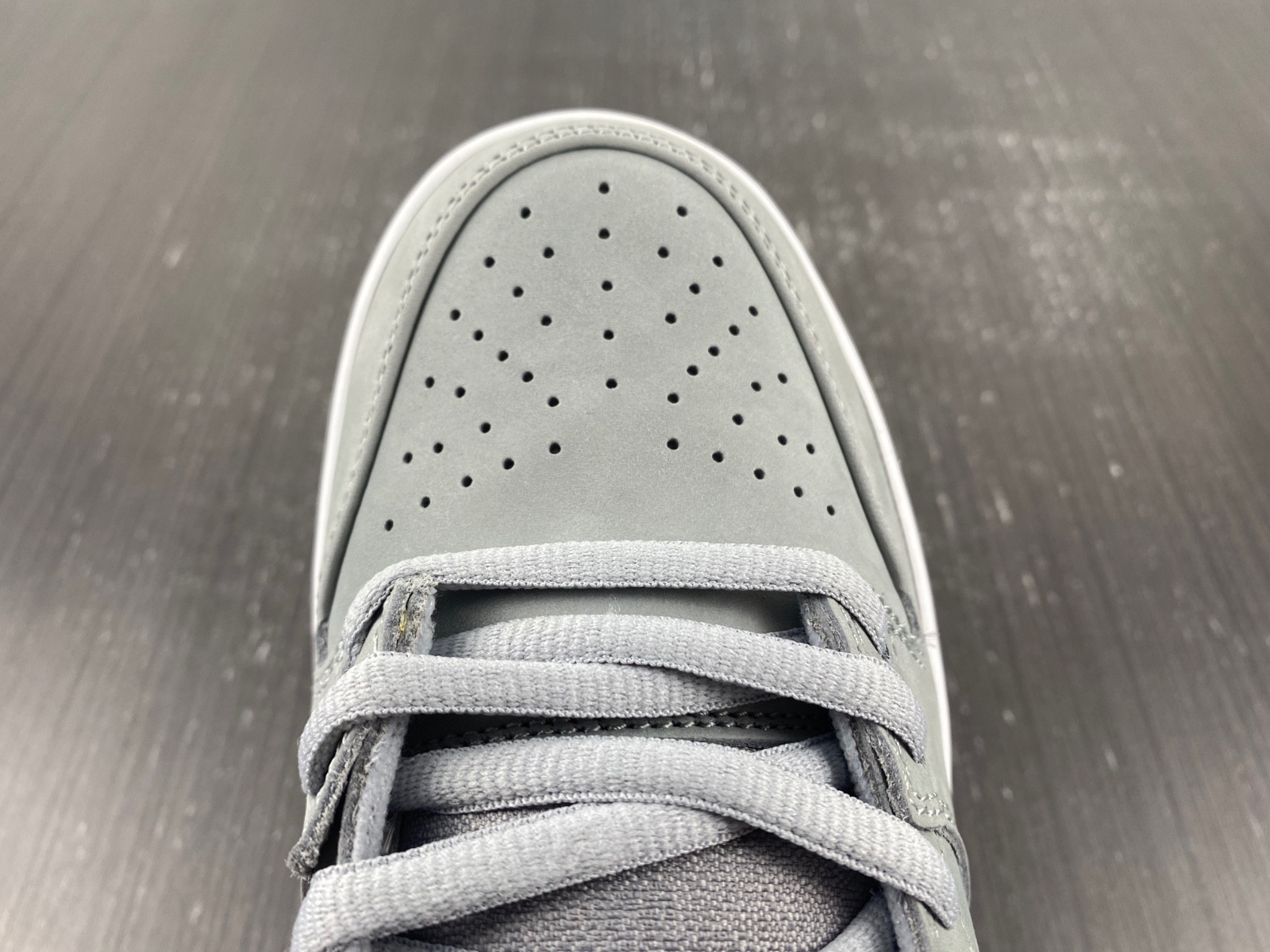 Nike SB Dunk Low “Grey Gum” DV5464-001