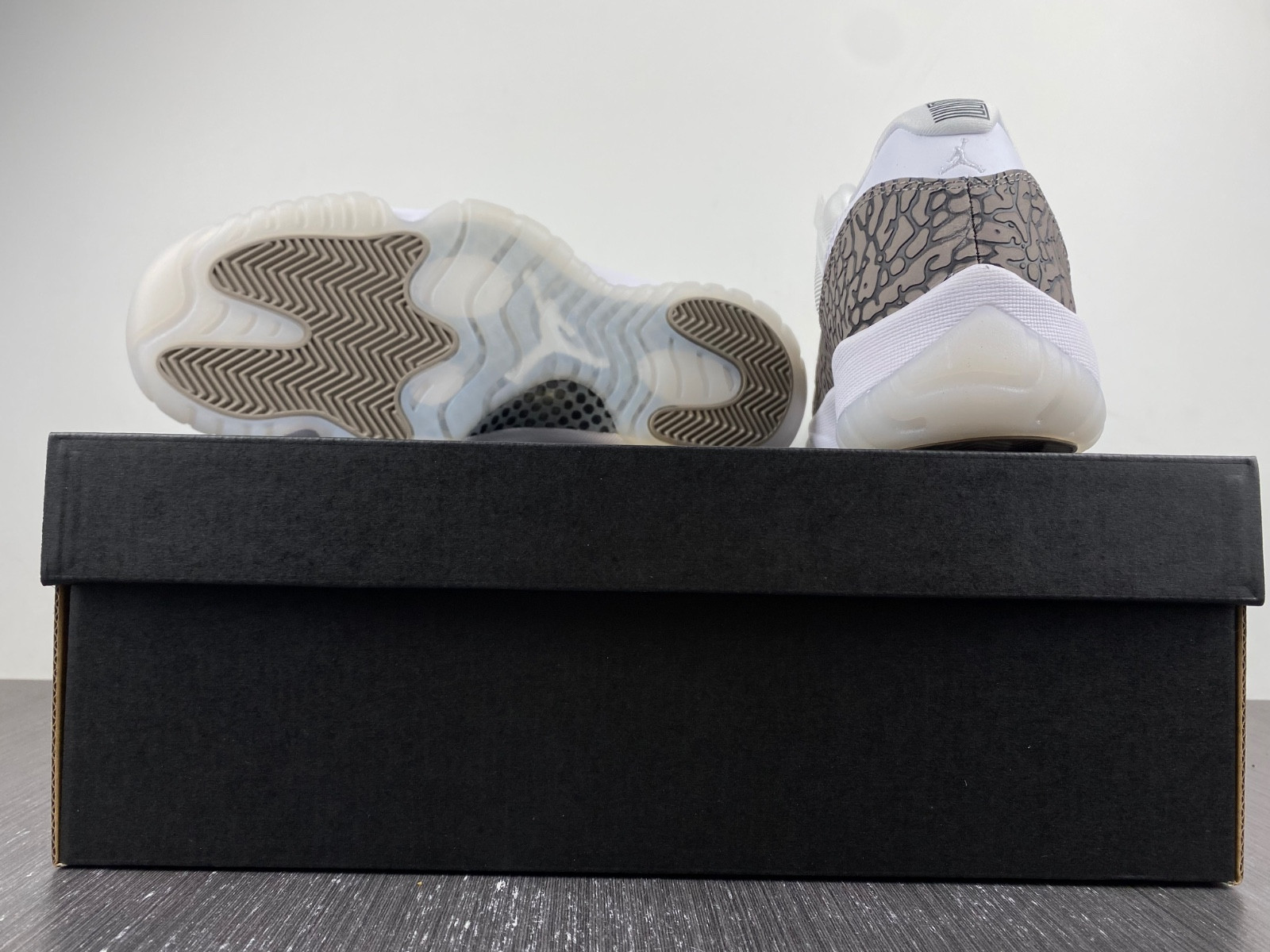 Air Jordan 11 Low Cement Grey AV2187-140