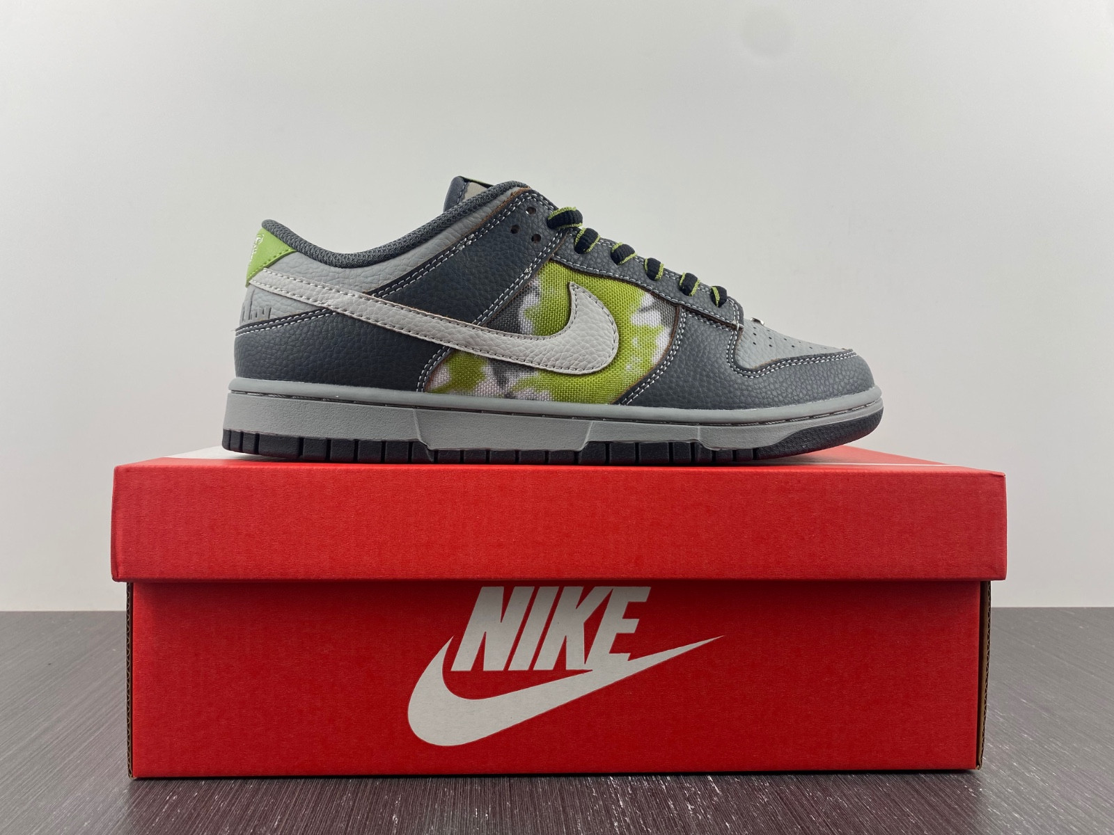 HUF x Nike SB Dunk Low FD8775-002