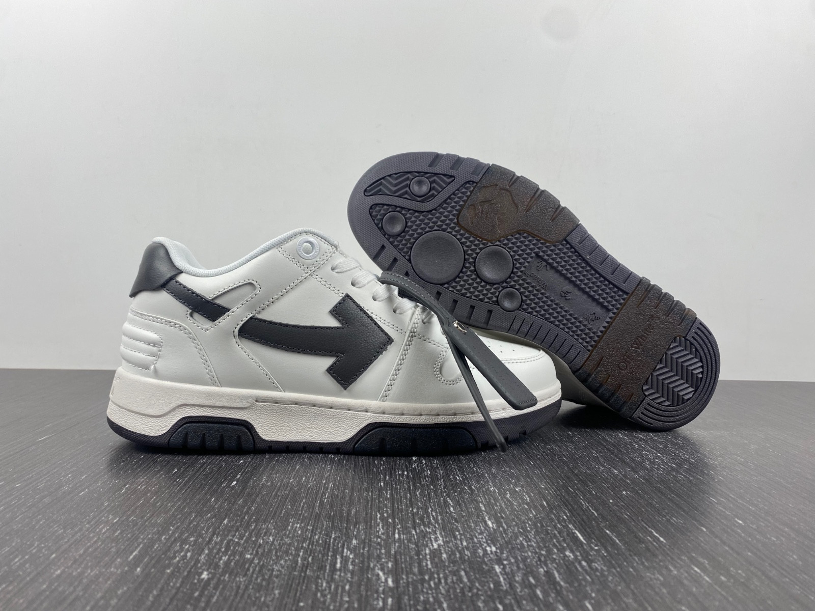 Off-White c/o Virgil Abloh