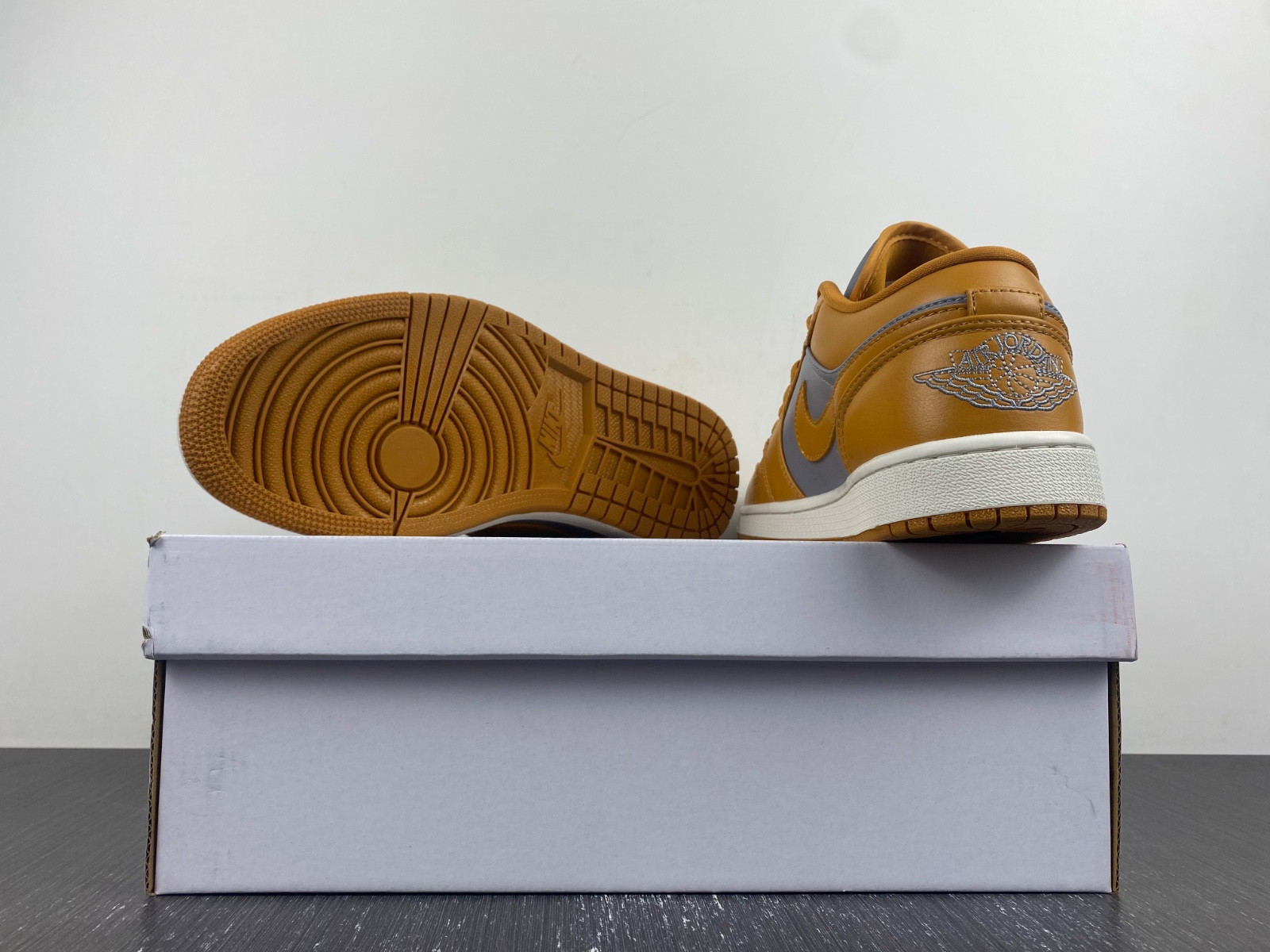 NIKE AIR JORDAN 1 LOW CHUTNEY DC0774-020
