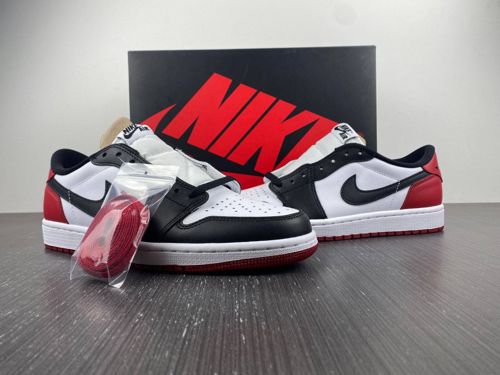 Air Jordan 1 Retro Black Toe 2016 low 555088-125