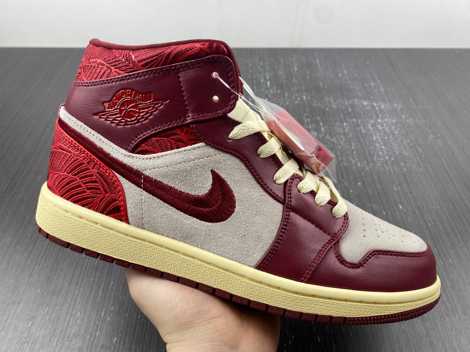 Air Jordan 1 Mid SE Wmns 