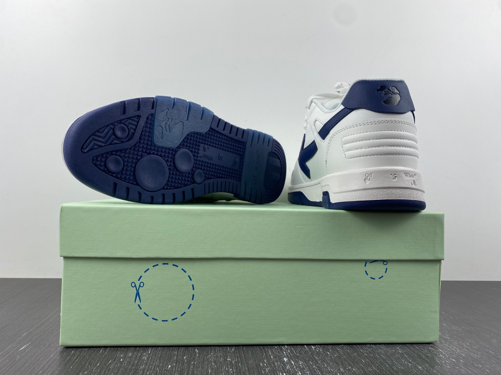 Off-White c/o Virgil Abloh