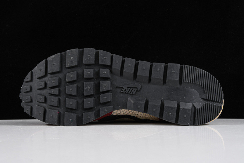 Sacai X NIKe regasus vaporrly SP BV0073-102