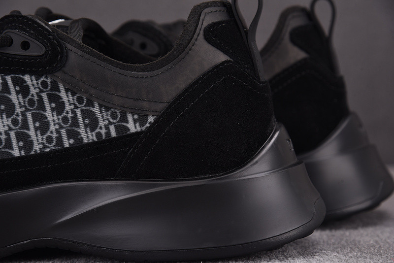 D10r B25 Oblique Runner Sneaker