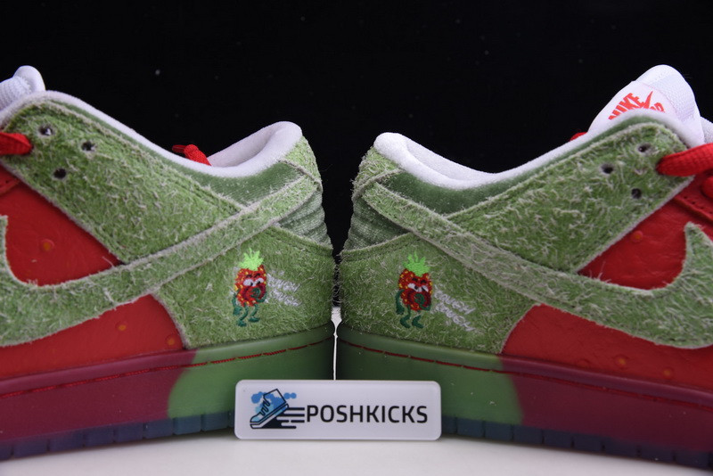Nike SB Dunk Low Strawberry Cough CW7903-601