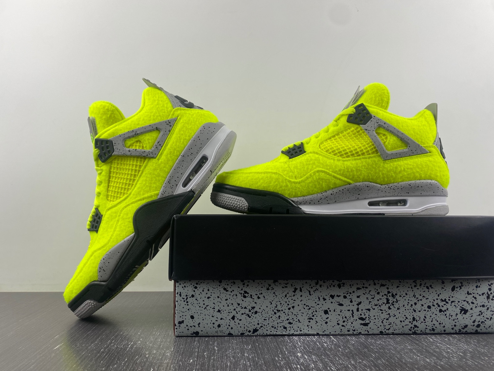 Air Jordan 4 Retro DV6773-700