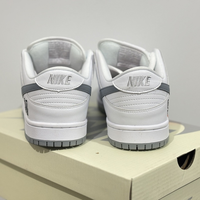 Suprem* x Nike SB Dunk Low White / Metallic Silver-White HQ8487-100