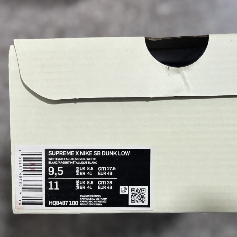 Suprem* x Nike SB Dunk Low White / Metallic Silver-White HQ8487-100