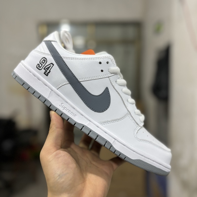 Suprem* x Nike SB Dunk Low White / Metallic Silver-White HQ8487-100