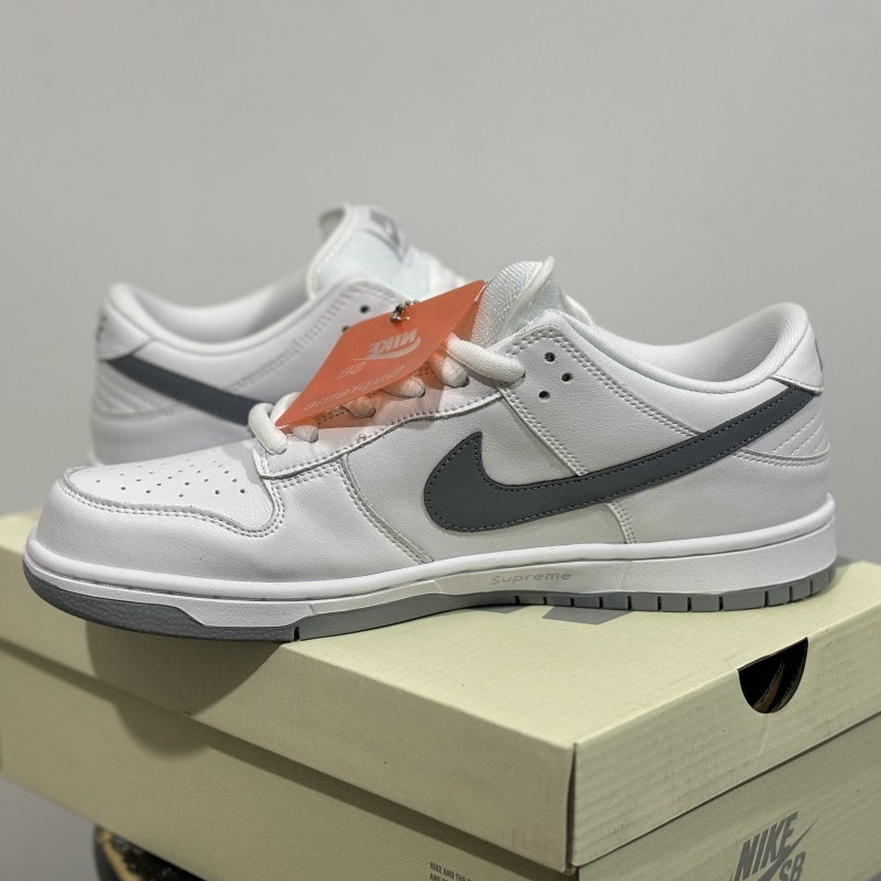 Suprem* x Nike SB Dunk Low White / Metallic Silver-White HQ8487-100