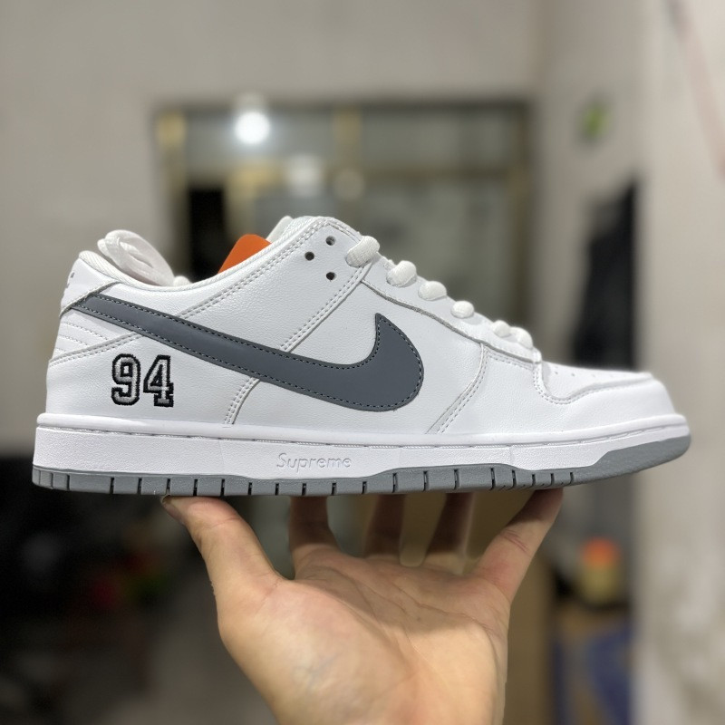 Suprem* x Nike SB Dunk Low White / Metallic Silver-White HQ8487-100
