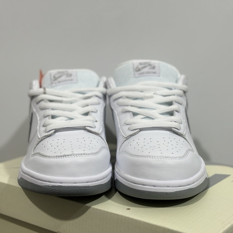 Suprem* x Nike SB Dunk Low White / Metallic Silver-White HQ8487-100