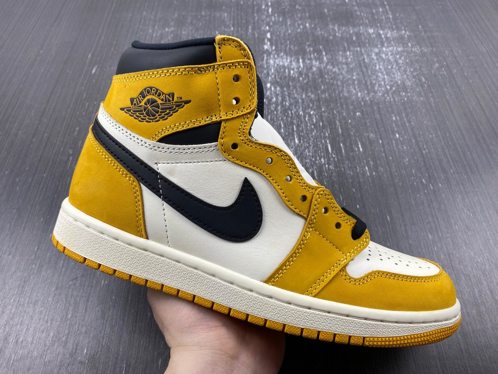 Air Jordan 1 High OG "Yellow Ochre" DZ5485-701