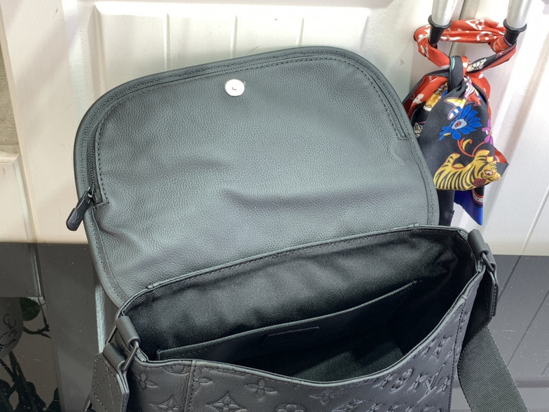 Louis Vuitton messenger