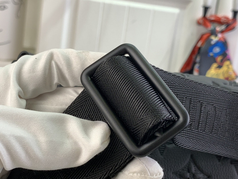 Louis Vuitton messenger