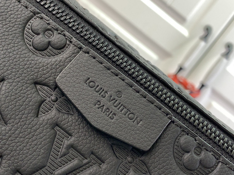 Louis Vuitton messenger