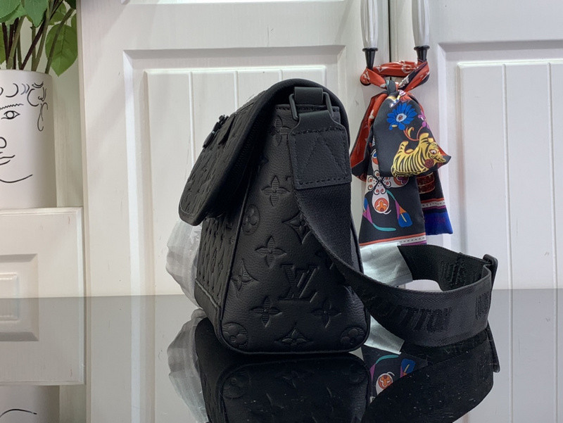 Louis Vuitton messenger