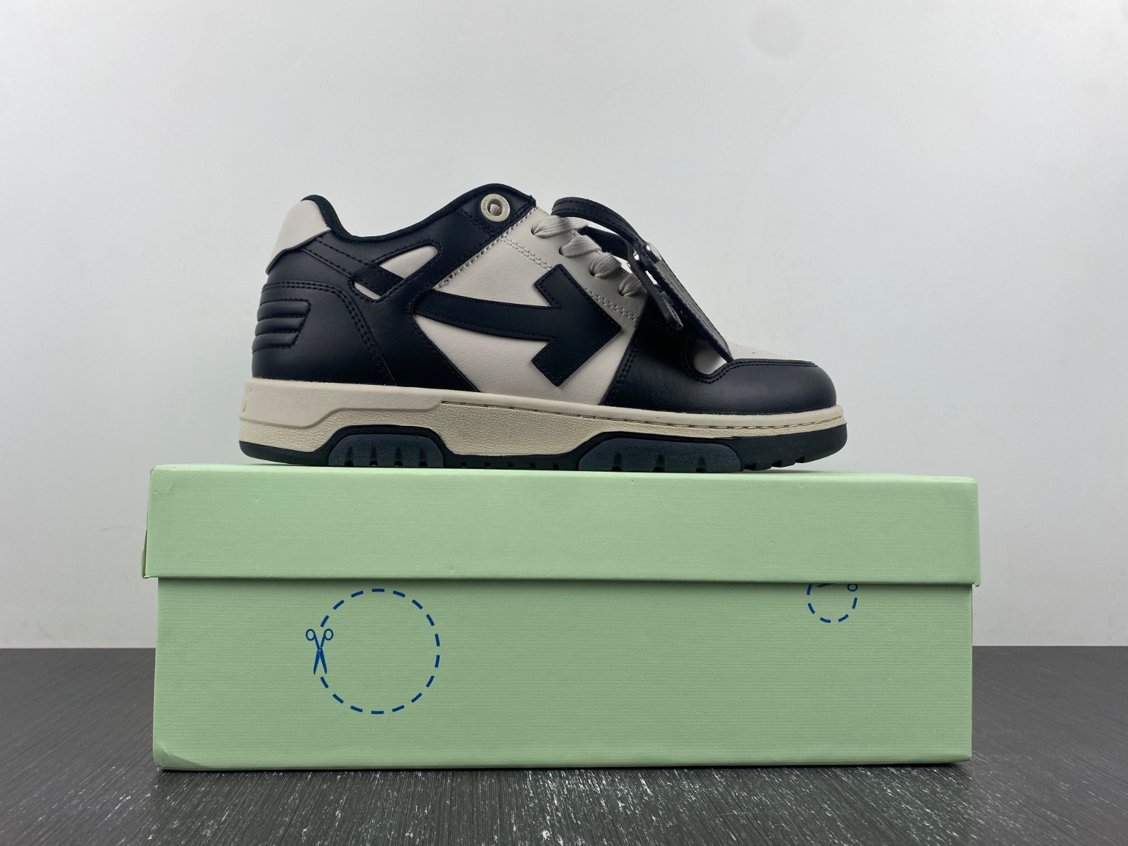 Off-White c/o Virgil Abloh