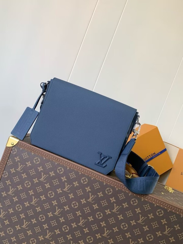 Louis Vuitton messenger