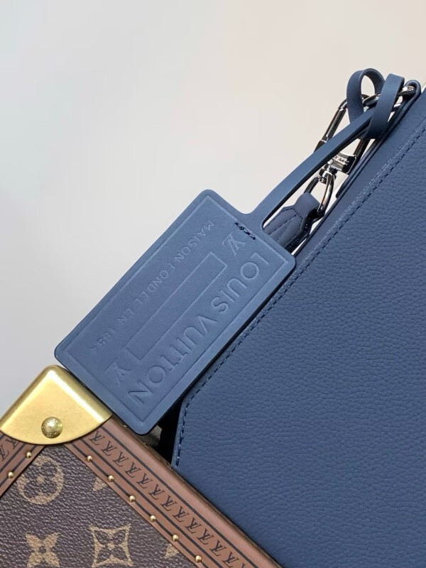 Louis Vuitton messenger