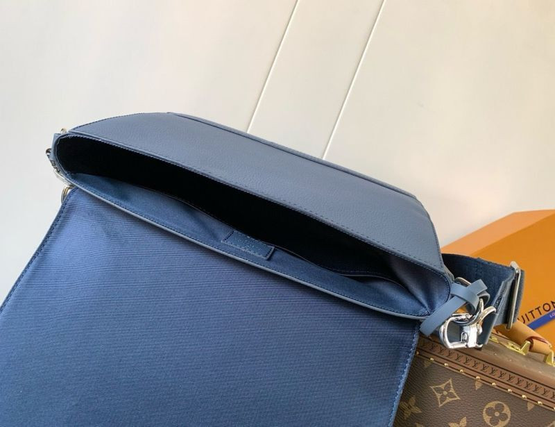 Louis Vuitton messenger