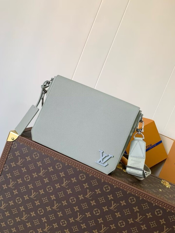 Louis Vuitton messenger