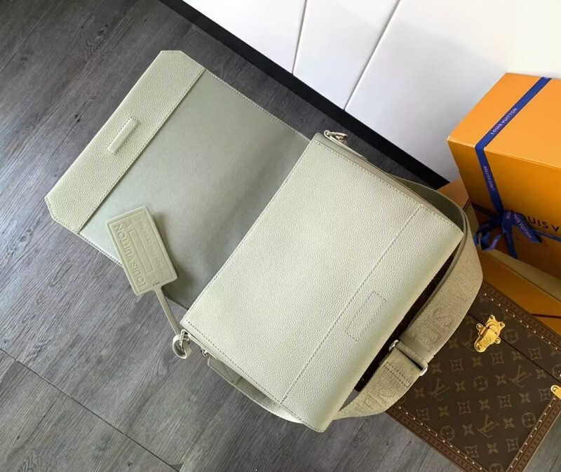 Louis Vuitton messenger