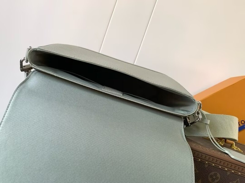 Louis Vuitton messenger