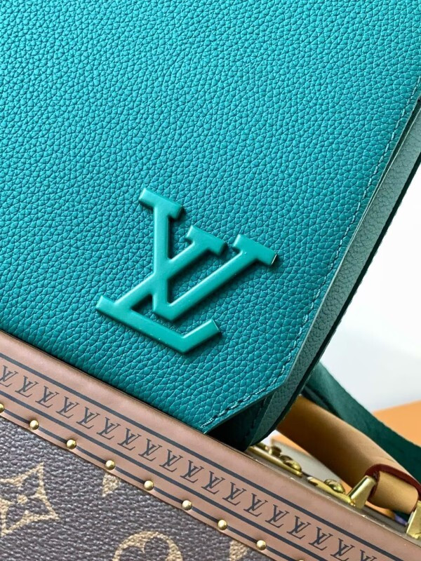Louis Vuitton messenger