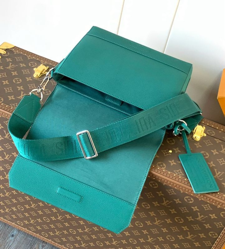 Louis Vuitton messenger