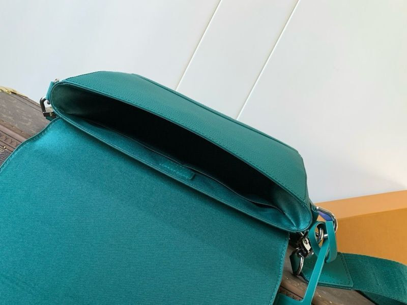 Louis Vuitton messenger