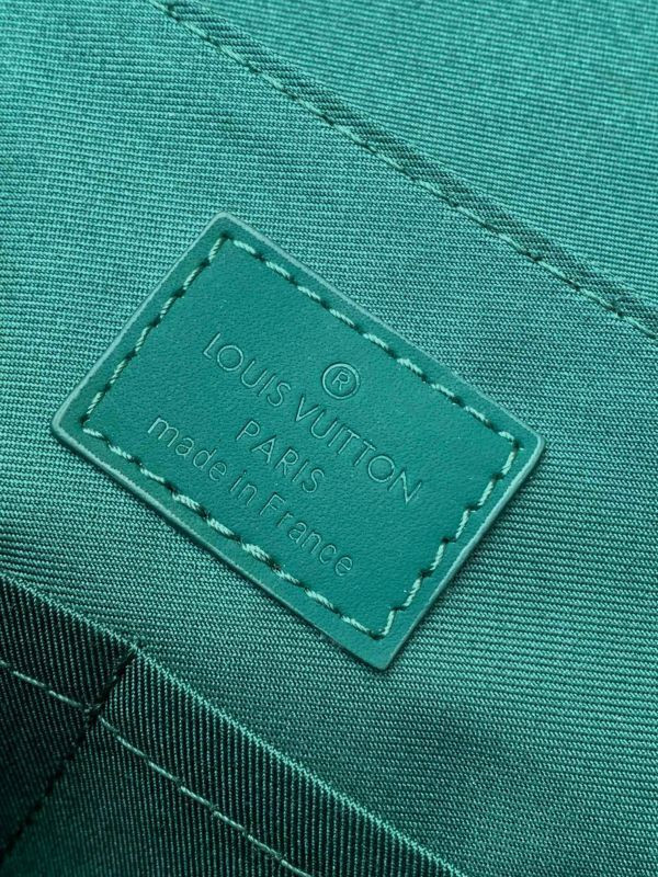 Louis Vuitton messenger