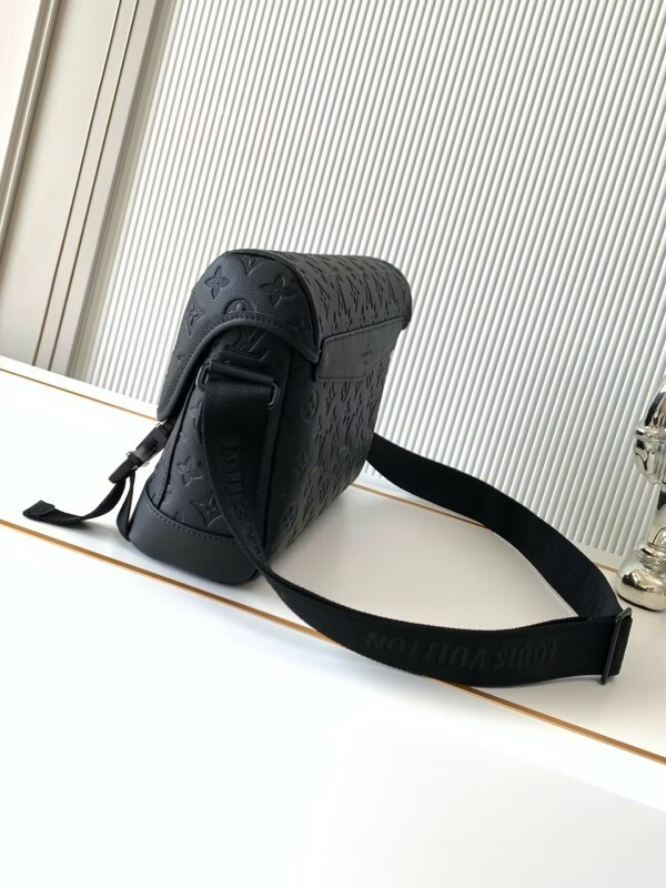Louis Vuitton Messenger Voyager PM G65