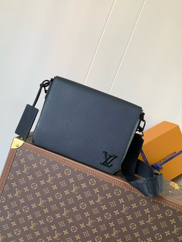 Louis Vuitton messenger
