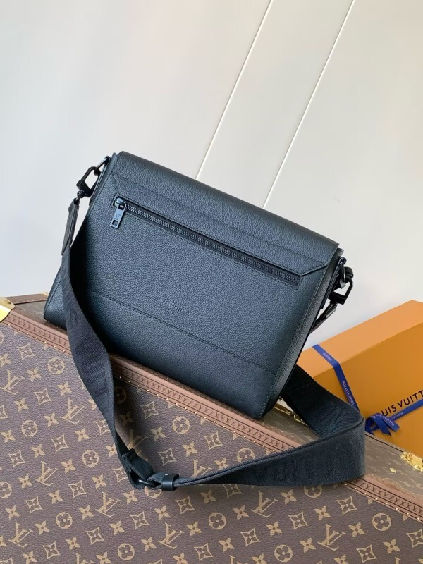 Louis Vuitton messenger