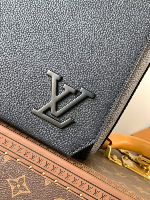 Louis Vuitton messenger
