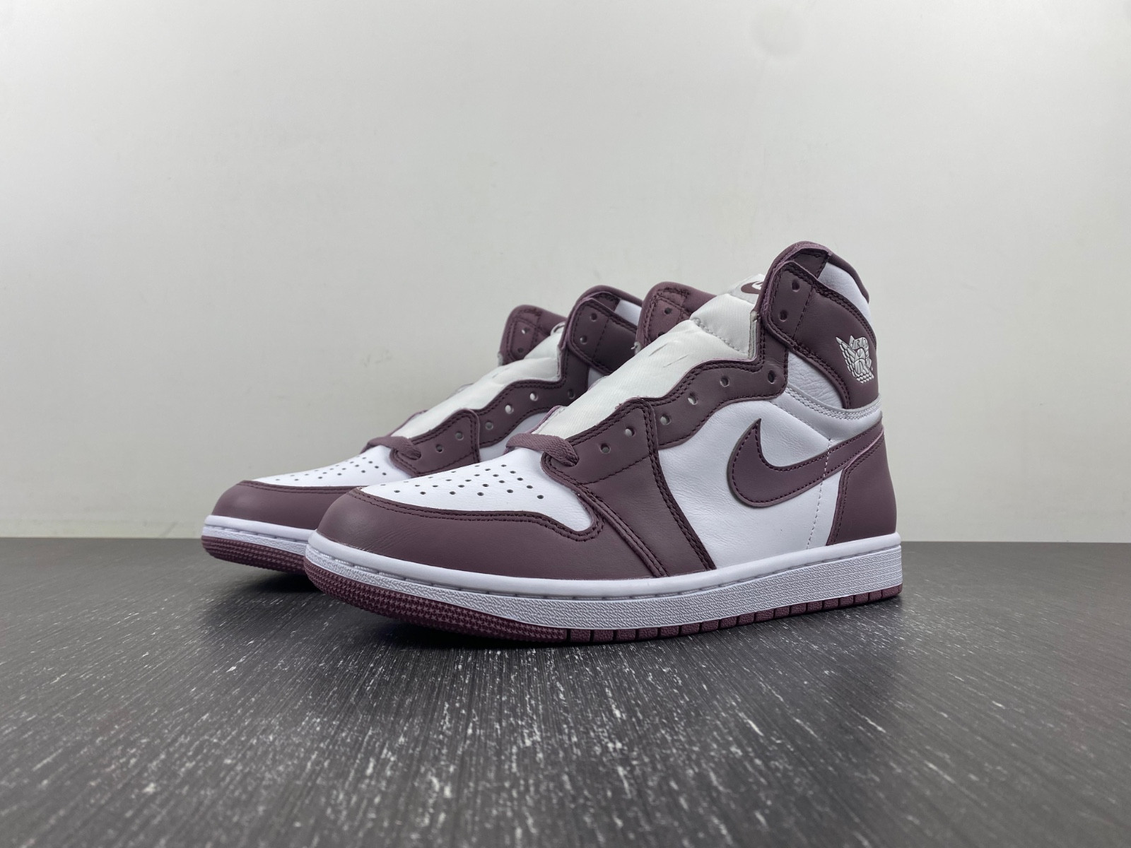 Air Jordan 1 High OG "Mauve" DZ5485-105