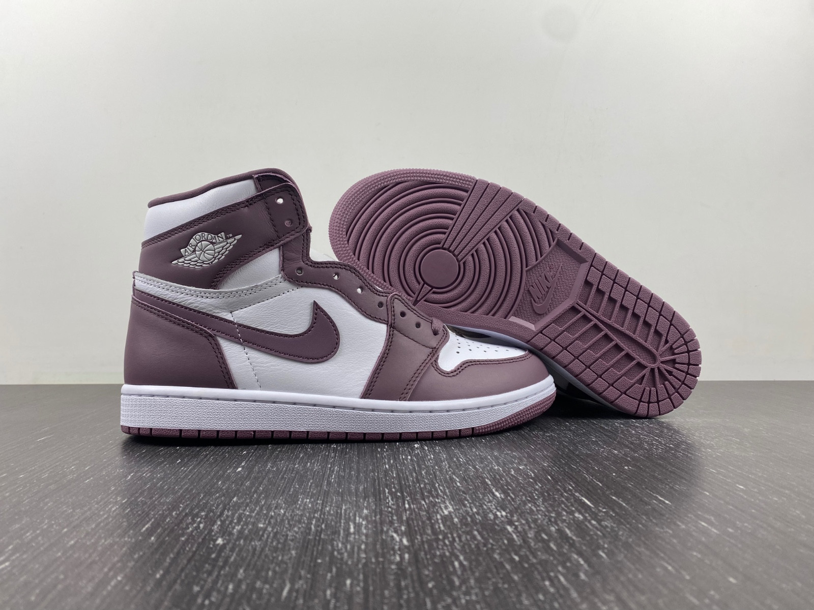 Air Jordan 1 High OG "Mauve" DZ5485-105