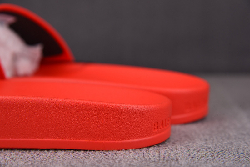 Ba*len*cia*ga red slides