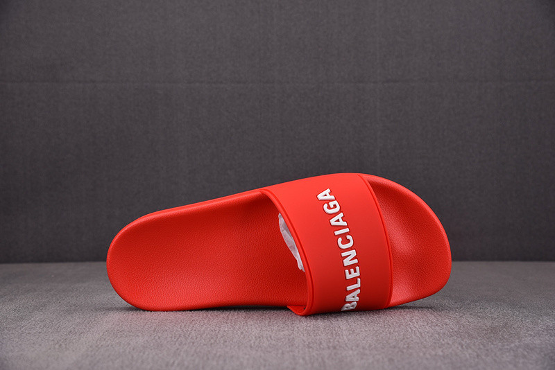 Ba*len*cia*ga red slides