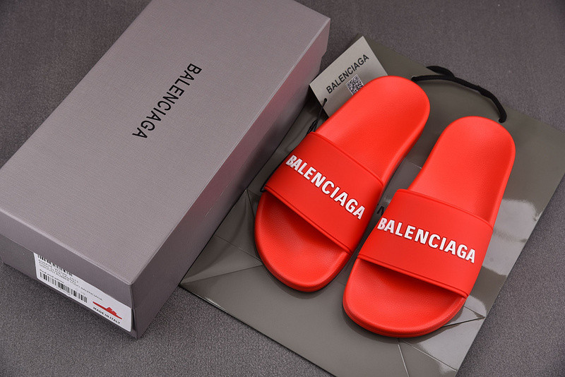 Ba*len*cia*ga red slides